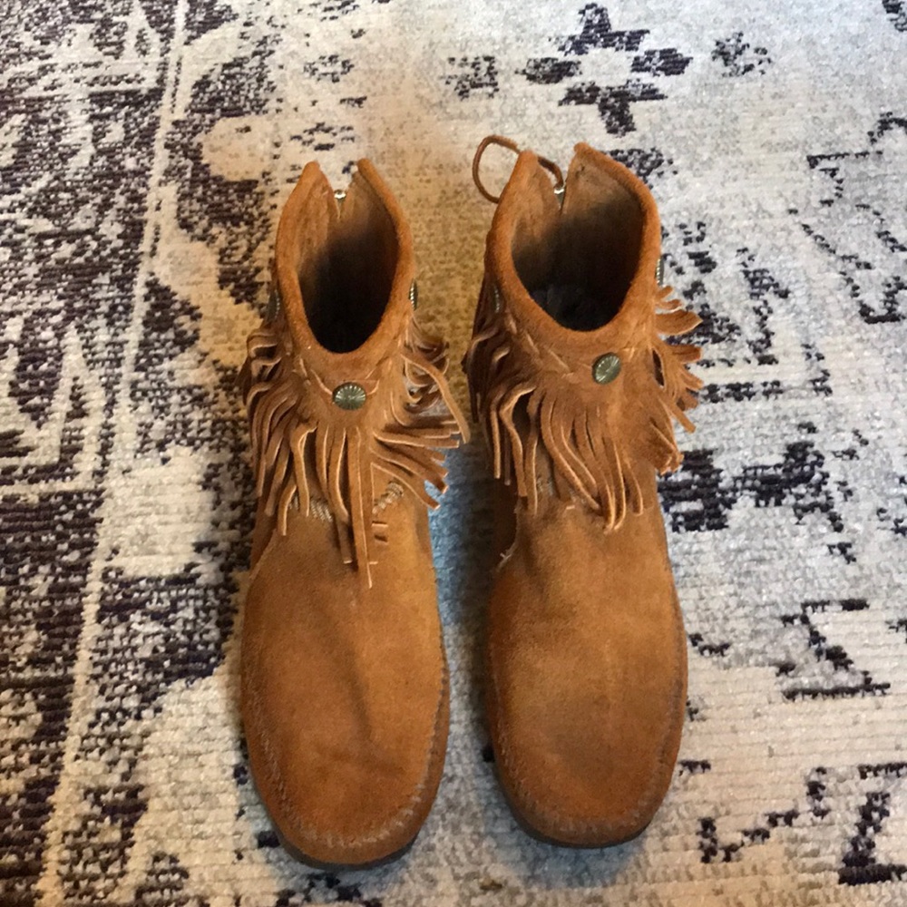 Women’s Minnetonka Fringe Booties - Sz 7.5